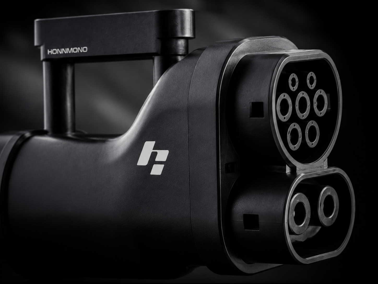 HONNMONO close-up product detail showing charging interface
